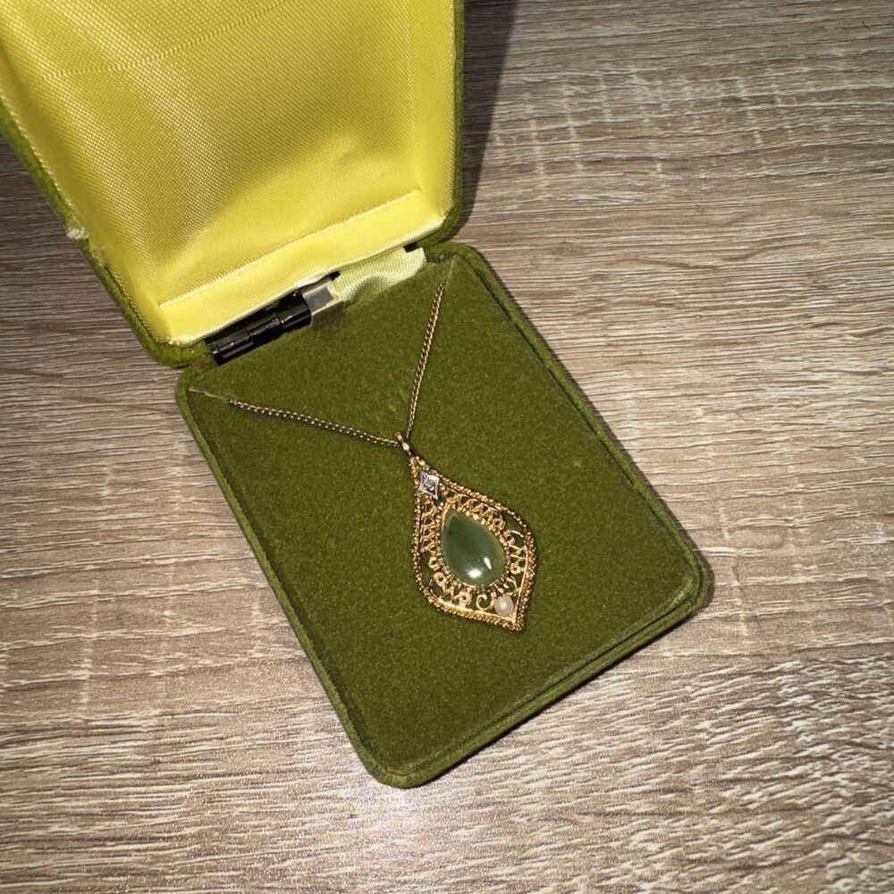 Vintage 1970’s Jade Cultured Pearl Gold Tone Teardrop Pendant Filligree Necklace